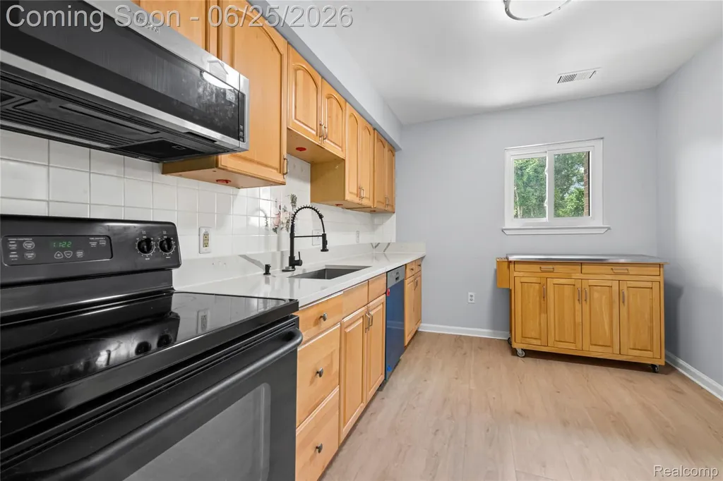 33693 Pondview Circle Livonia City MI 48152