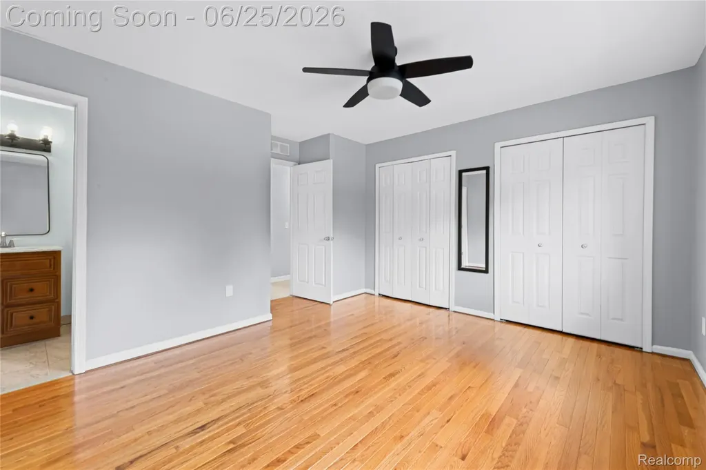 33693 Pondview Circle Livonia City MI 48152