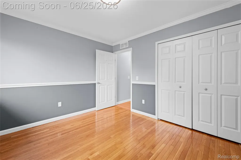 33693 Pondview Circle Livonia City MI 48152