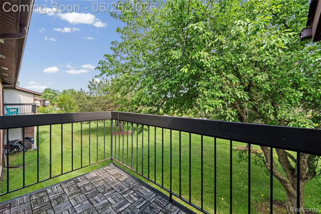 33693 Pondview Circle Livonia City MI 48152