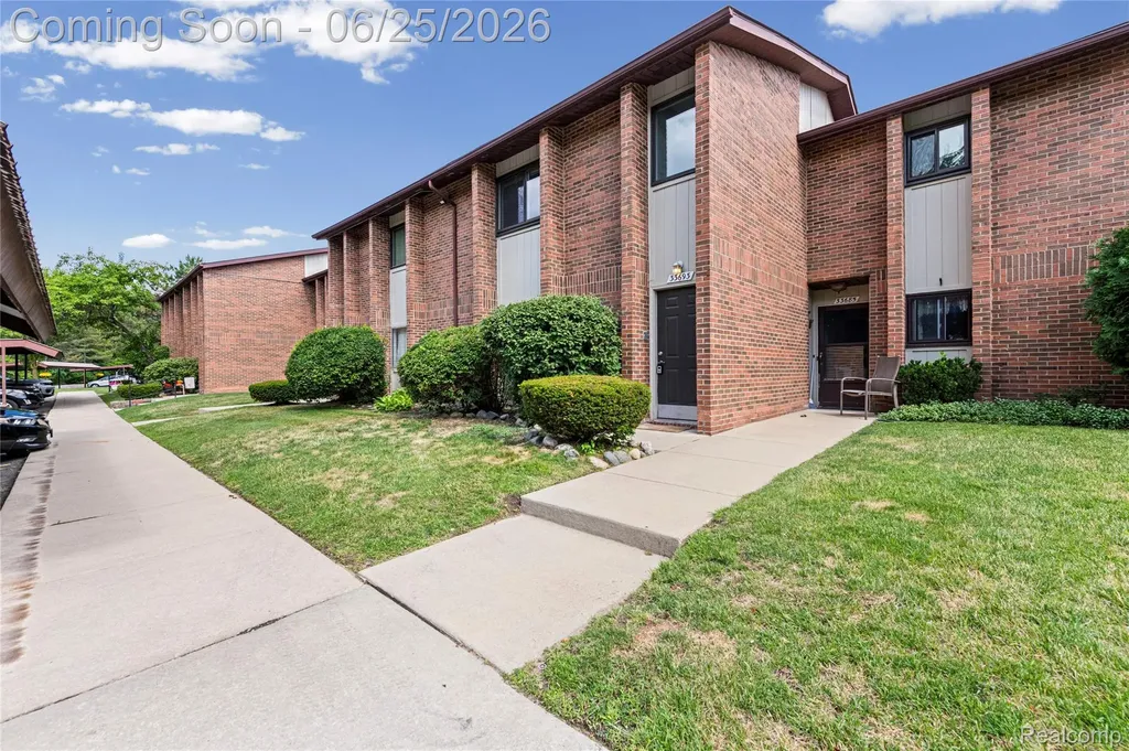 33693 Pondview Circle Livonia City MI 48152