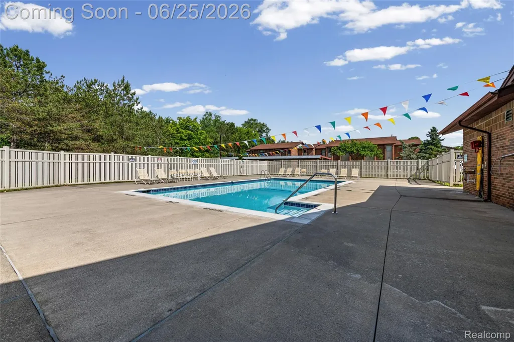 33693 Pondview Circle Livonia City MI 48152