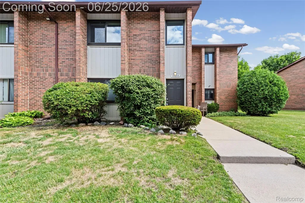 33693 Pondview Circle Livonia City MI 48152