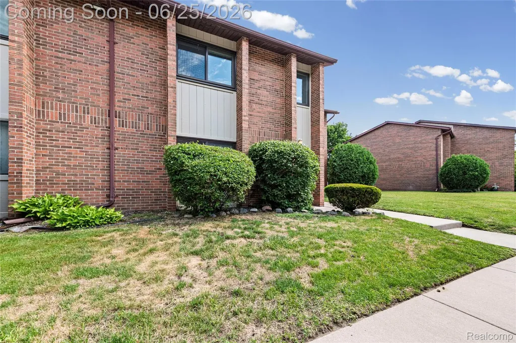 33693 Pondview Circle Livonia City MI 48152