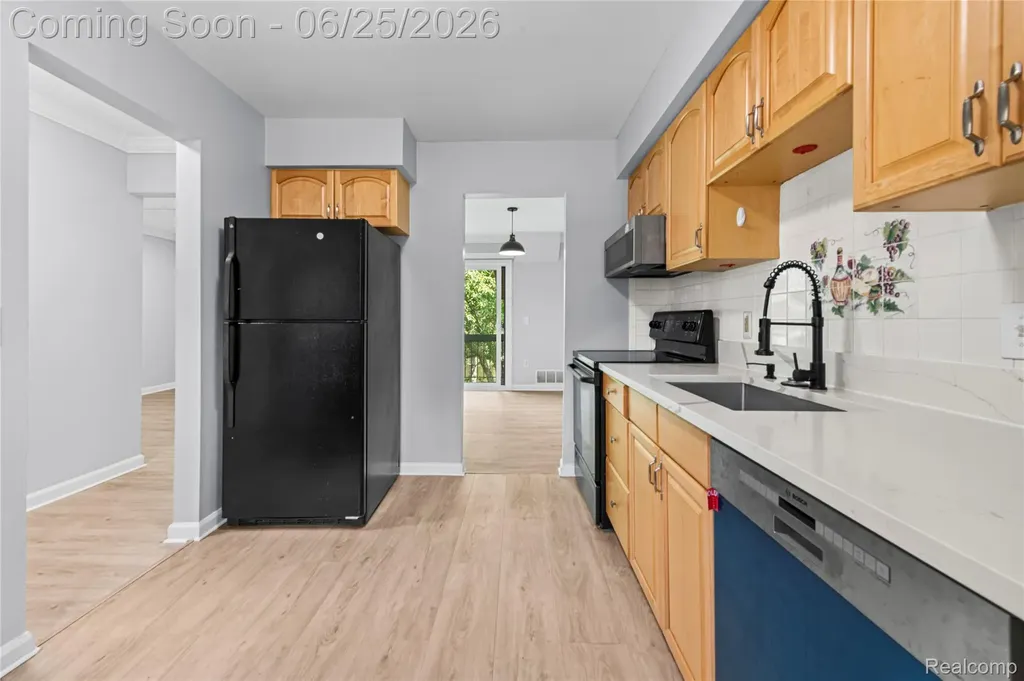33693 Pondview Circle Livonia City MI 48152