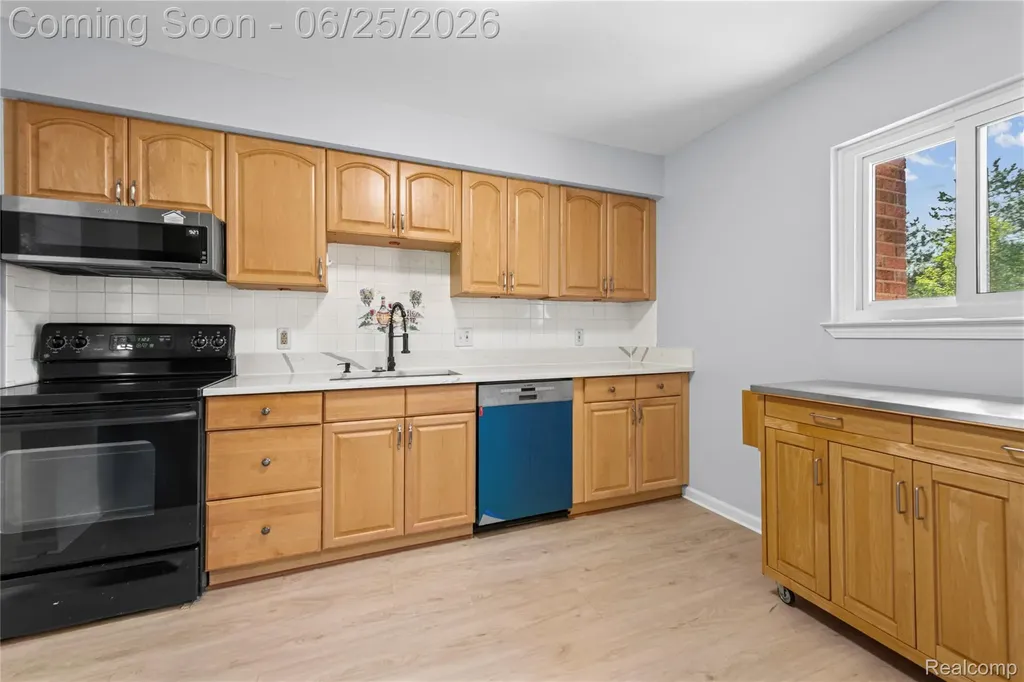 33693 Pondview Circle Livonia City MI 48152