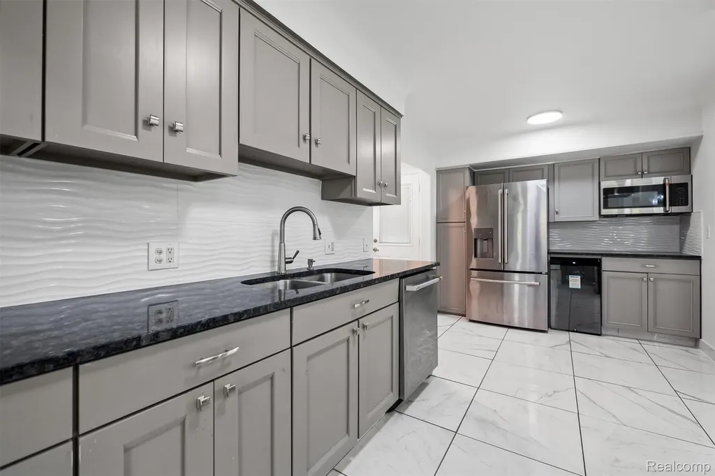 11215 Chippewa Drive Warren City MI 48093