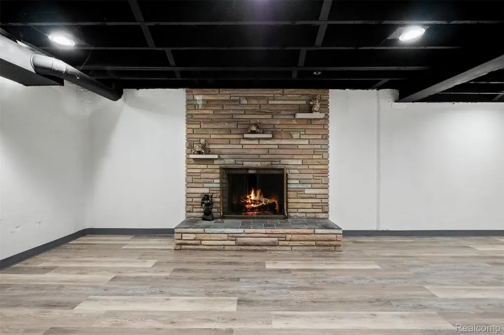11215 Chippewa Drive Warren City MI 48093