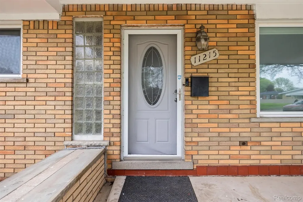 11215 Chippewa Drive Warren City MI 48093