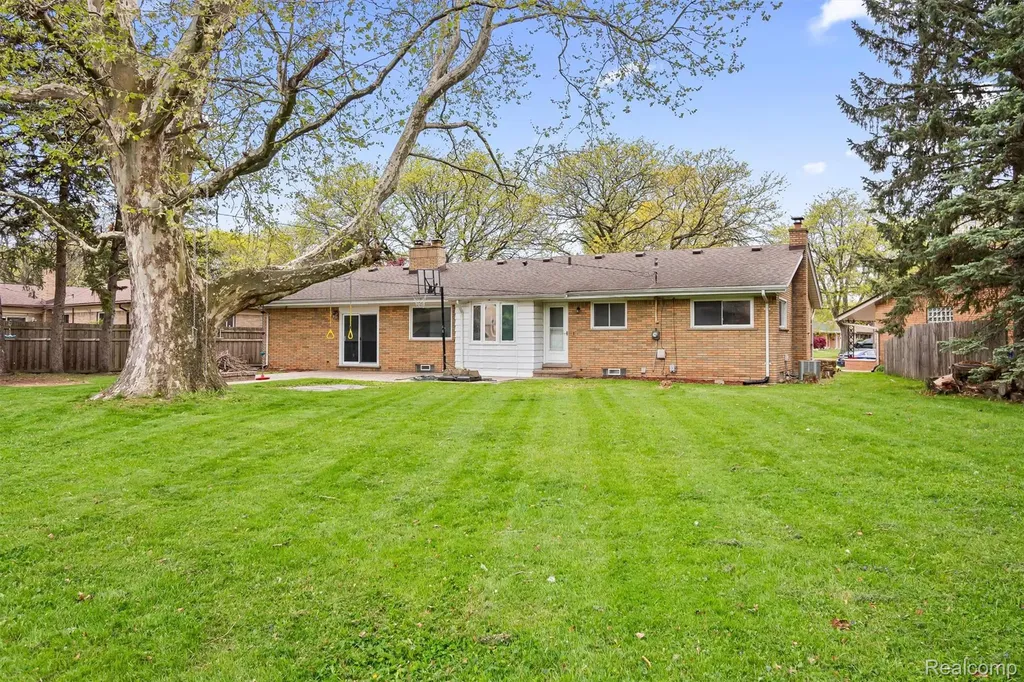 11215 Chippewa Drive Warren City MI 48093