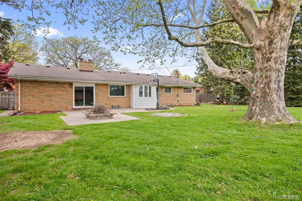 11215 Chippewa Drive Warren City MI 48093