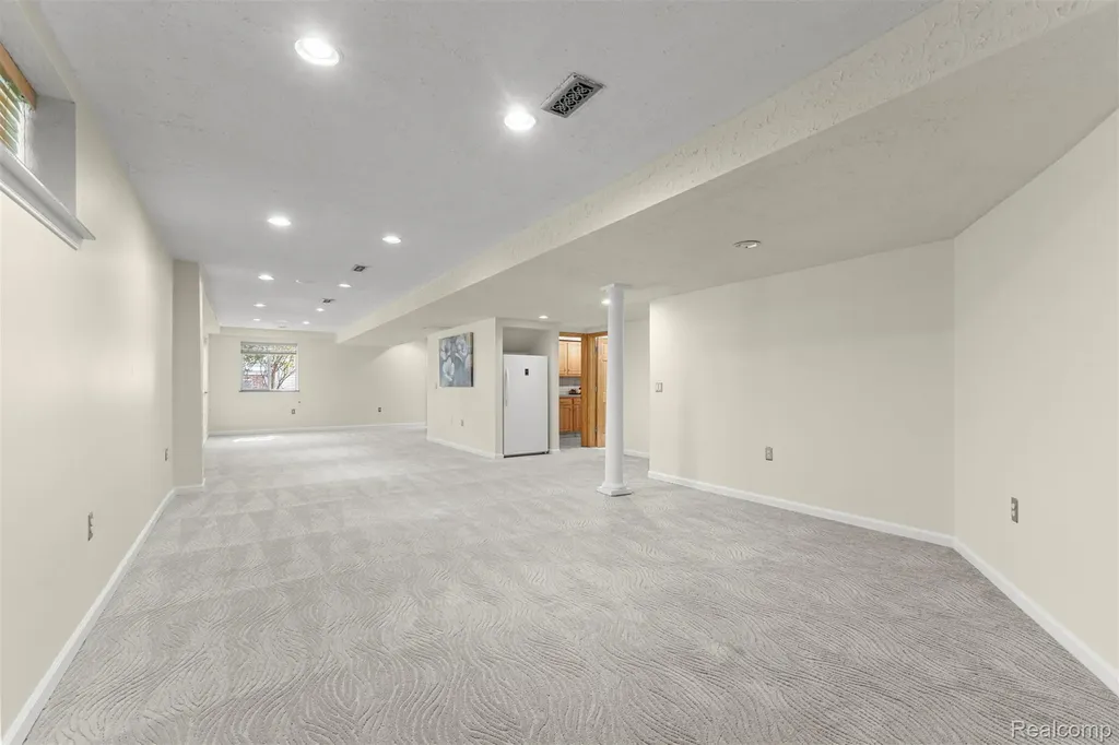 23395 Mission Lane Farmington City MI 48335