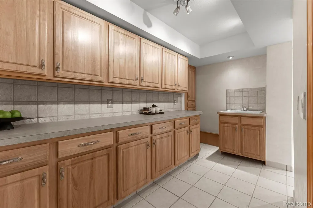 23395 Mission Lane Farmington City MI 48335