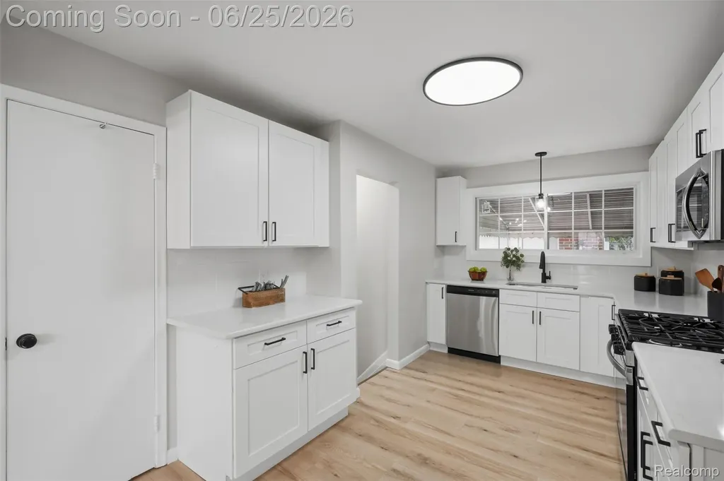 8585 Dixie Lane Dearborn Heights City MI 48127