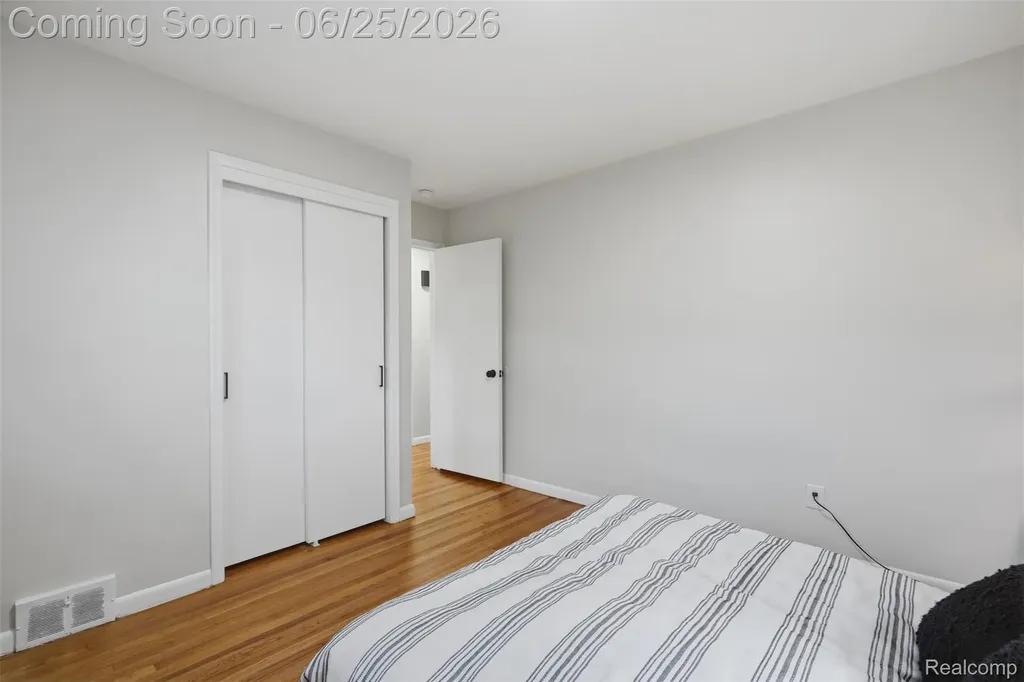 8585 Dixie Lane Dearborn Heights City MI 48127