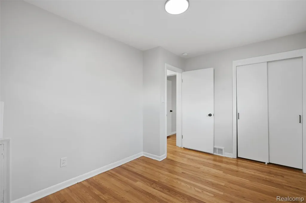 8585 Dixie Lane Dearborn Heights City MI 48127