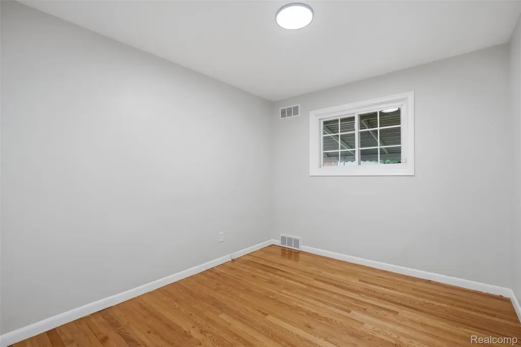 8585 Dixie Lane Dearborn Heights City MI 48127