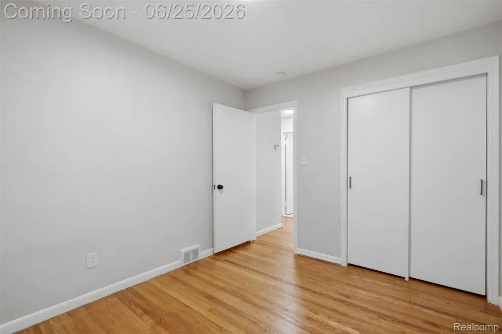 8585 Dixie Lane Dearborn Heights City MI 48127