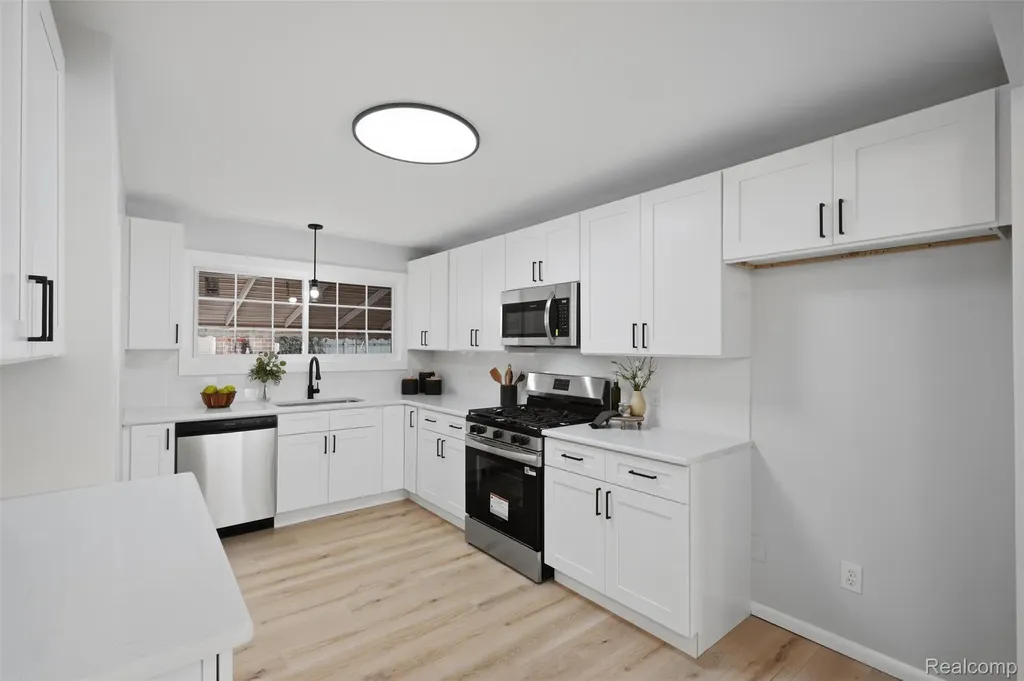8585 Dixie Lane Dearborn Heights City MI 48127