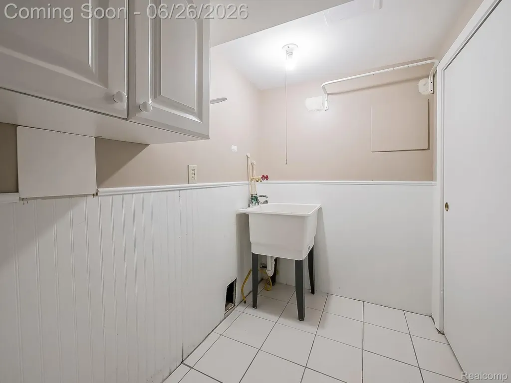160 Pine Tree Ridge Drive Waterford Charter Township MI 48327