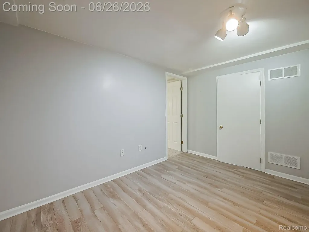 160 Pine Tree Ridge Drive Waterford Charter Township MI 48327