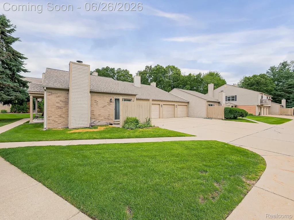 160 Pine Tree Ridge Drive Waterford Charter Township MI 48327