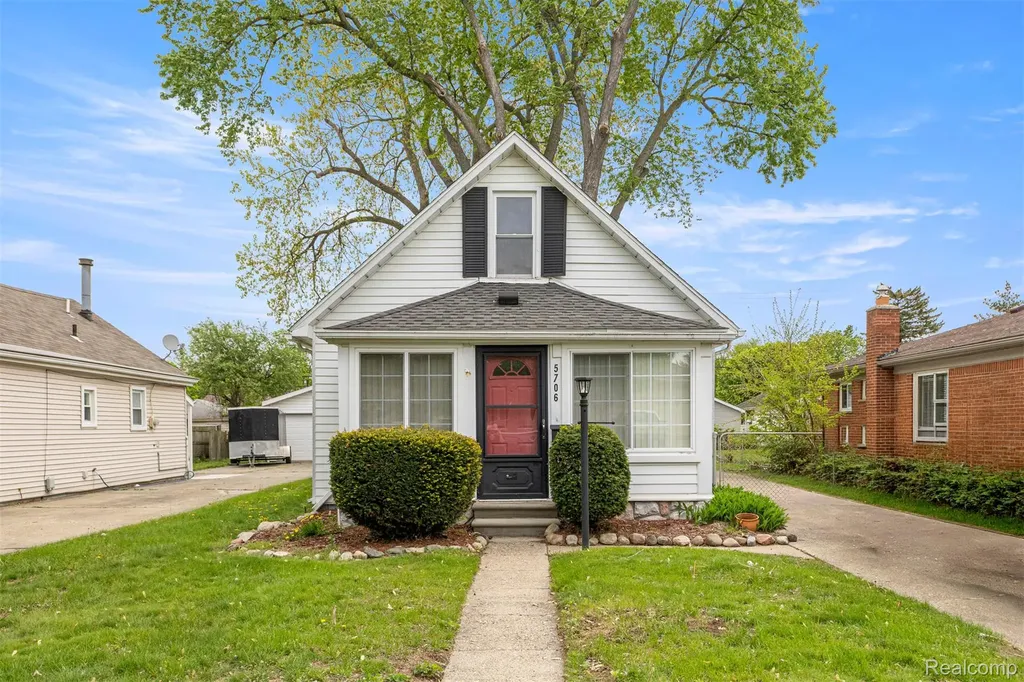 5706 Robindale Avenue Dearborn Heights City MI 48127