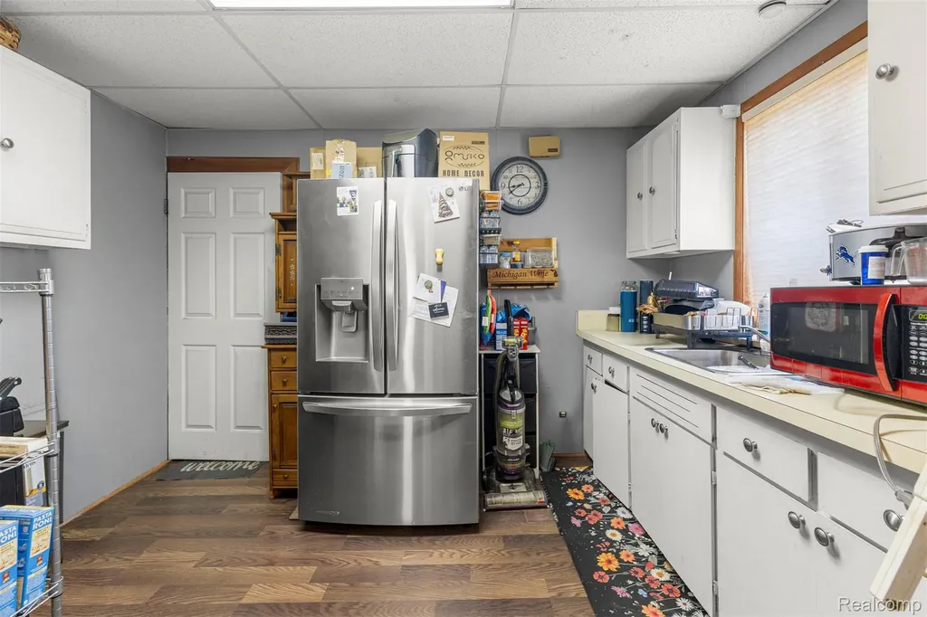 5706 Robindale Avenue Dearborn Heights City MI 48127
