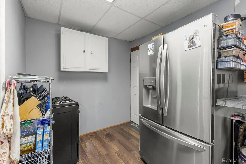 5706 Robindale Avenue Dearborn Heights City MI 48127