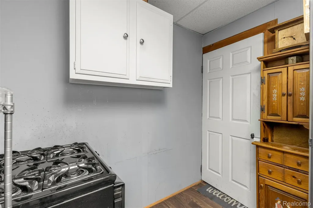 5706 Robindale Avenue Dearborn Heights City MI 48127