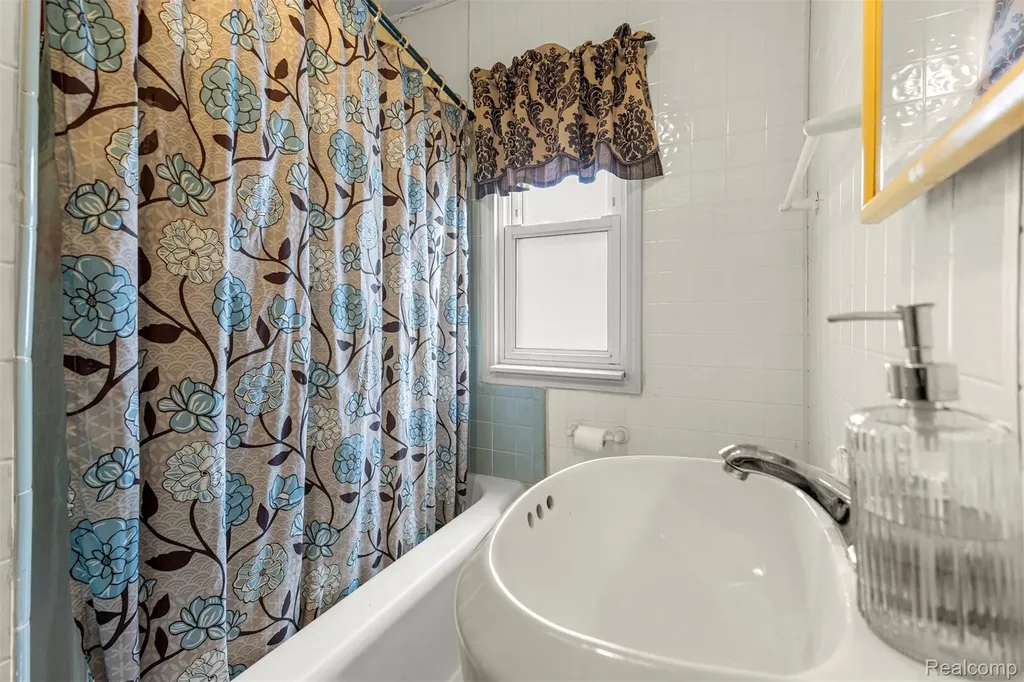 5706 Robindale Avenue Dearborn Heights City MI 48127