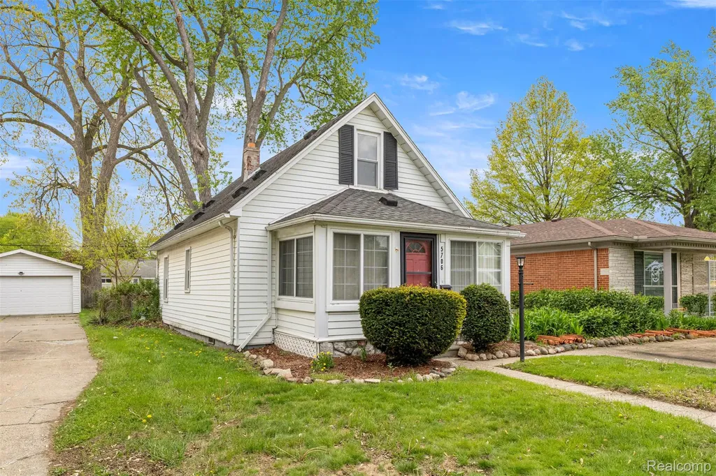 5706 Robindale Avenue Dearborn Heights City MI 48127