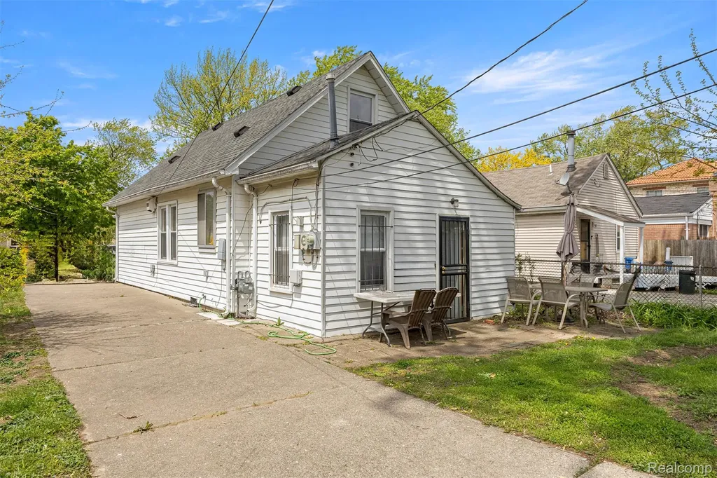 5706 Robindale Avenue Dearborn Heights City MI 48127
