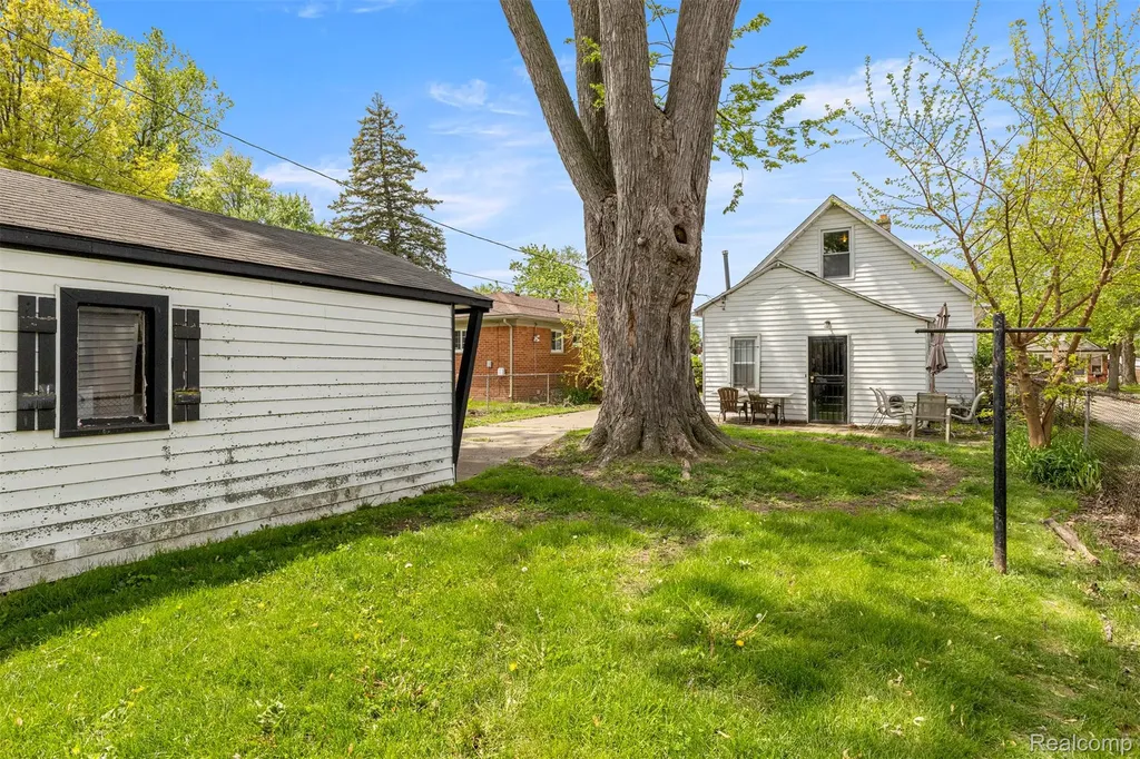 5706 Robindale Avenue Dearborn Heights City MI 48127