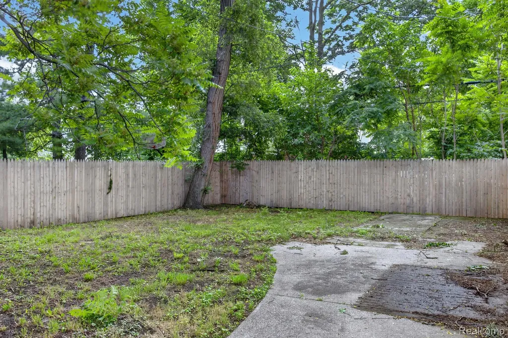15784 Pinehurst Street Detroit City MI 48238