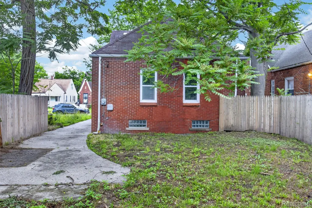 15784 Pinehurst Street Detroit City MI 48238