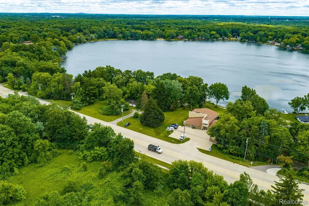 Green Oak Township MI, 11034 Grand River Road