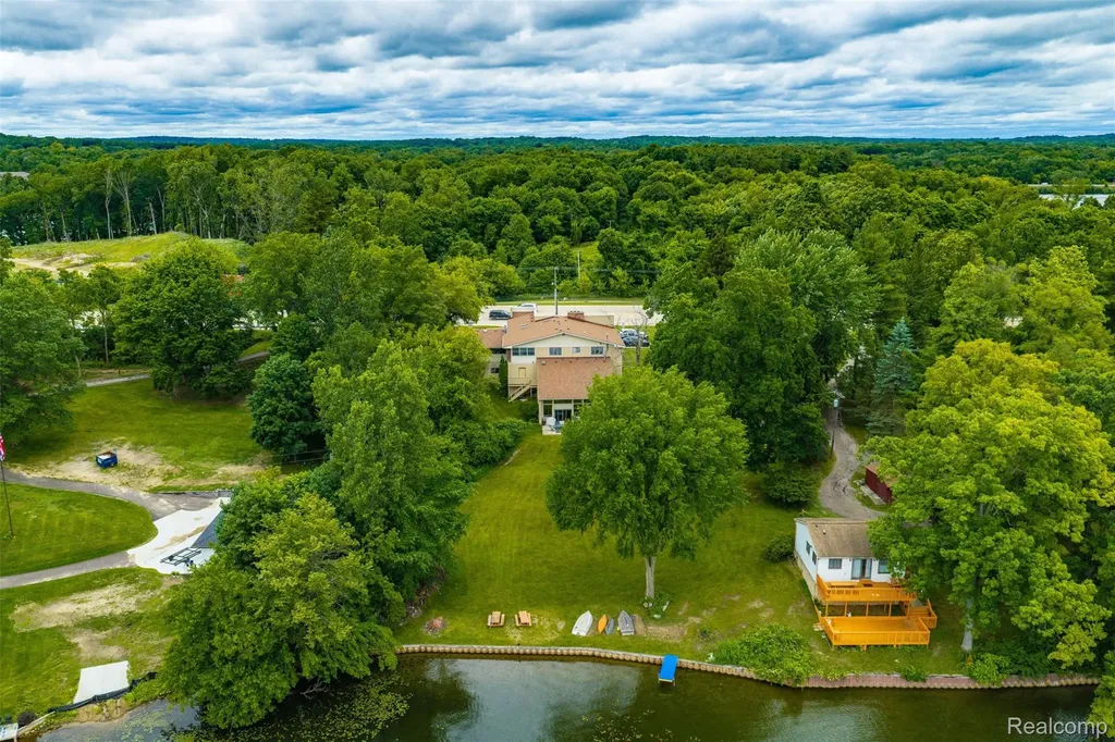 11034 Grand River Road Green Oak Township MI 48116