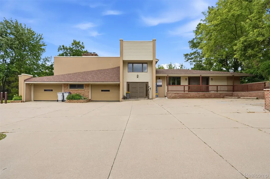 11034 Grand River Road Green Oak Township MI 48116