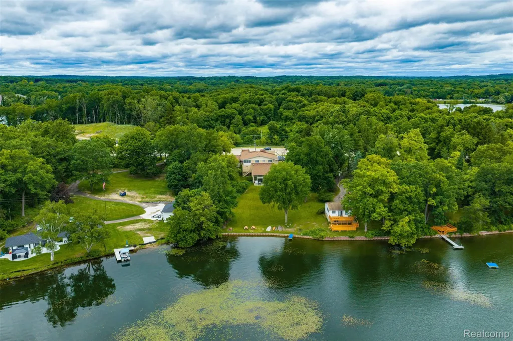 11034 Grand River Road Green Oak Township MI 48116