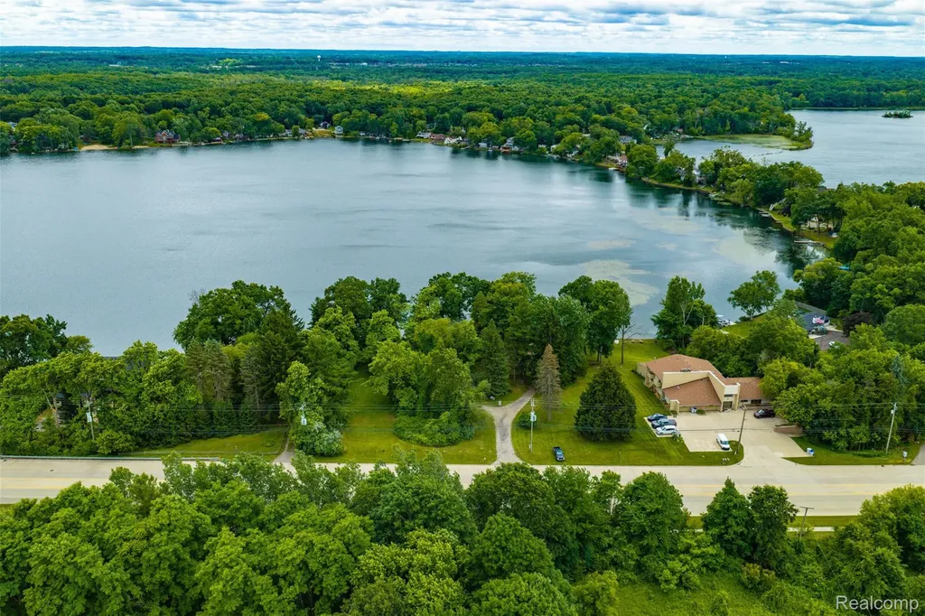 Vl 1 Grand River Avenue Green Oak Township MI 48116