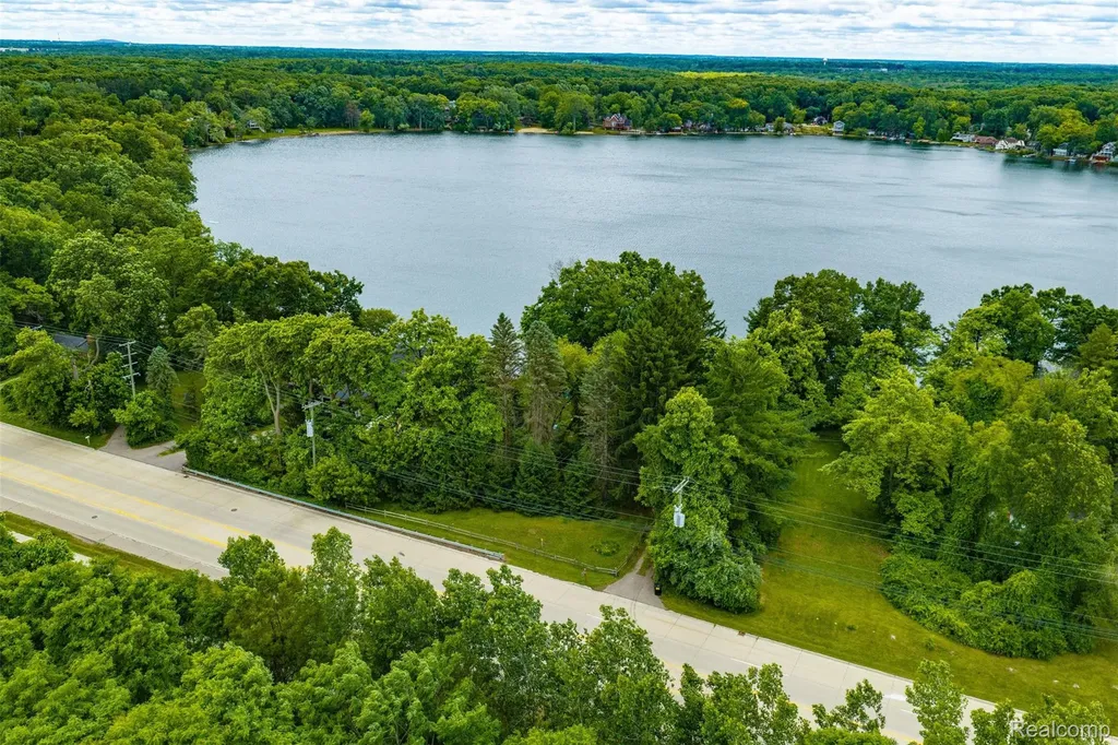 Vl 1 Grand River Avenue Green Oak Township MI 48116