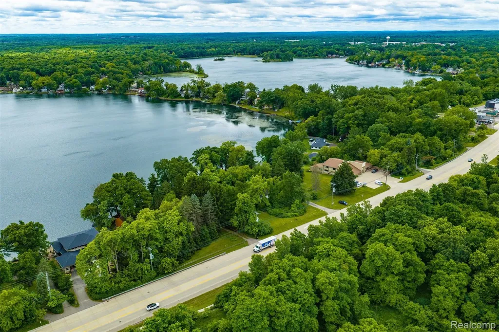 Vl 1 Grand River Avenue Green Oak Township MI 48116