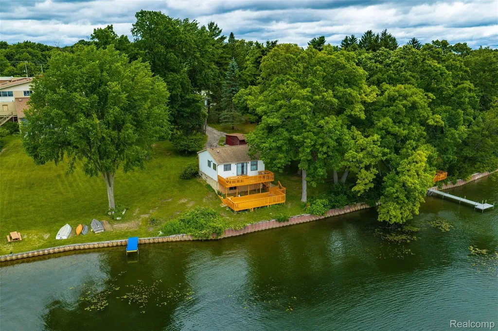 11044 Grand River Avenue Green Oak Township MI 48116