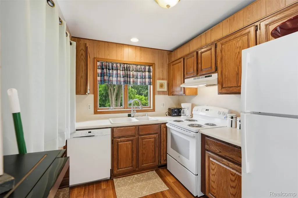 11044 Grand River Avenue Green Oak Township MI 48116