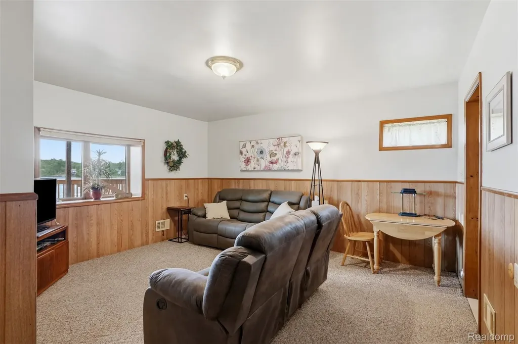 11044 Grand River Avenue Green Oak Township MI 48116