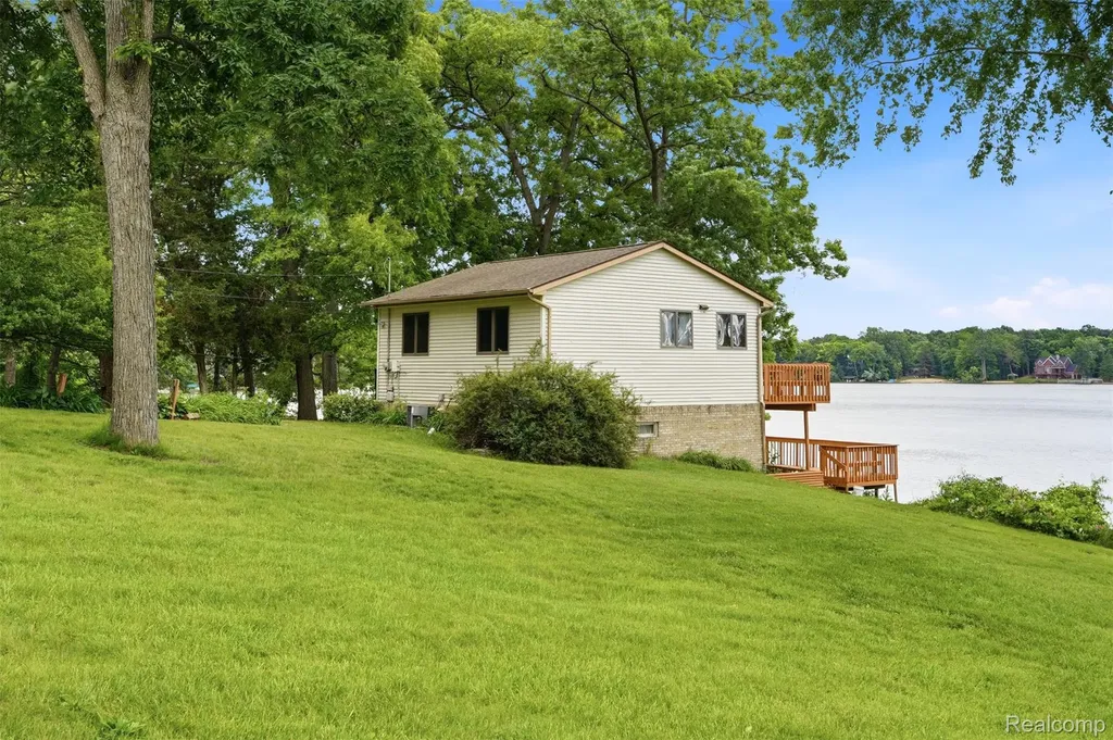 11044 Grand River Avenue Green Oak Township MI 48116