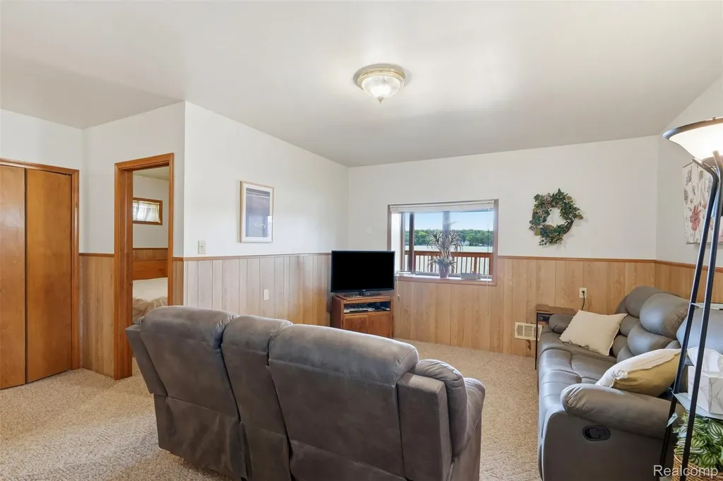 11044 Grand River Avenue Green Oak Township MI 48116