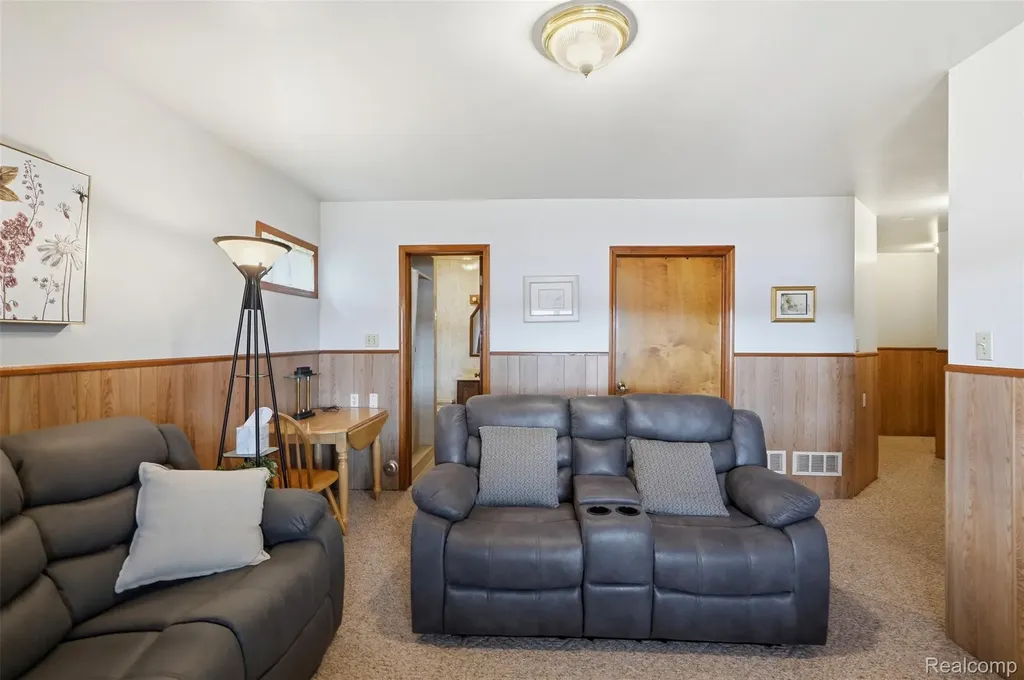 11044 Grand River Avenue Green Oak Township MI 48116