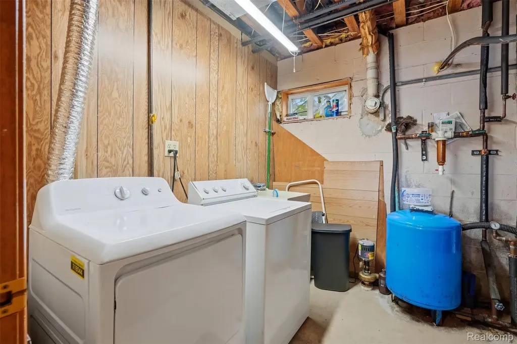 11044 Grand River Avenue Green Oak Township MI 48116